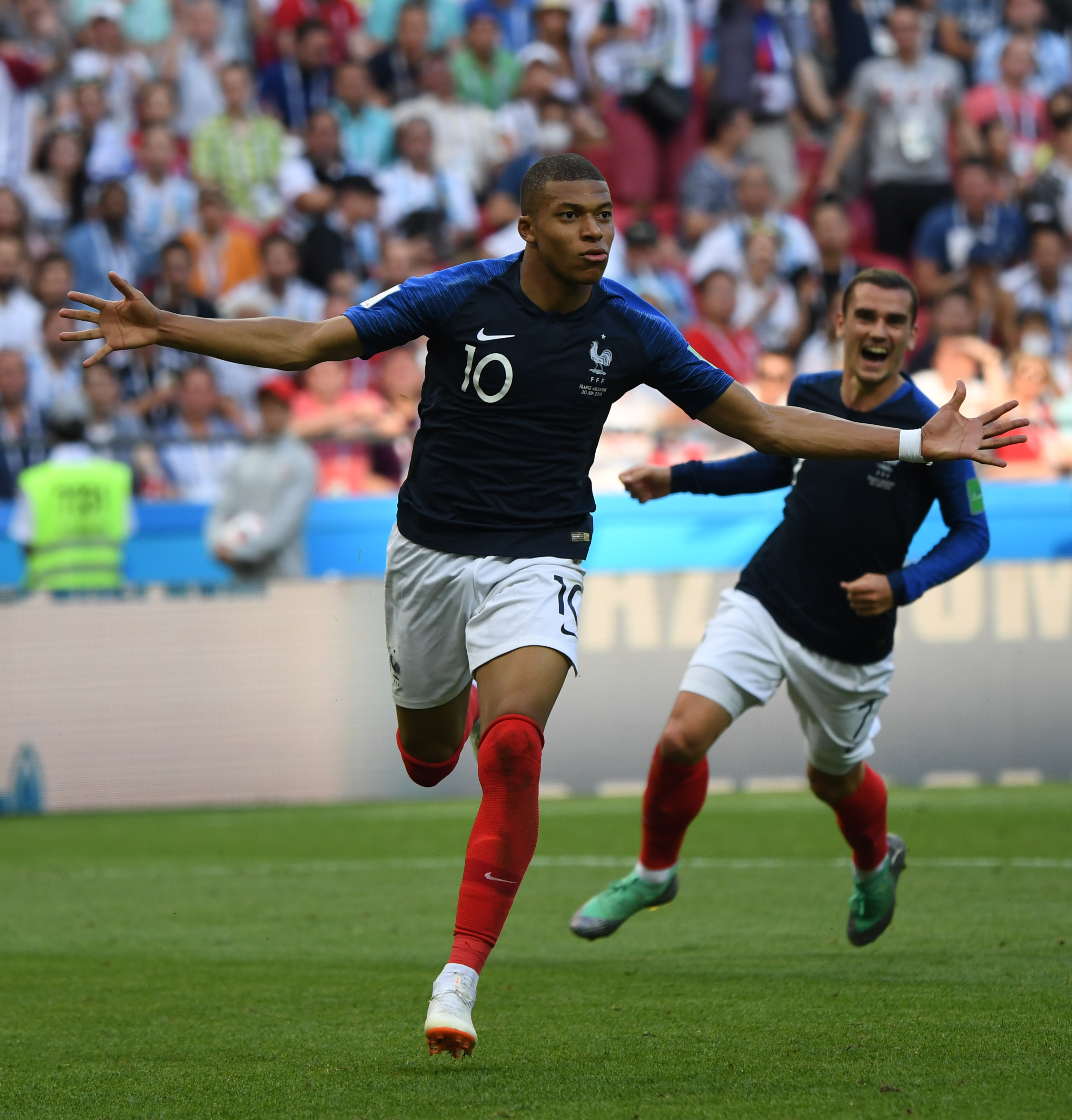 利物浦主帅斯洛特做出惊人决定：萨拉赫罕见坐上替补席（利物浦主帅斯洛特大胆调整：萨拉赫意外无缘首发）