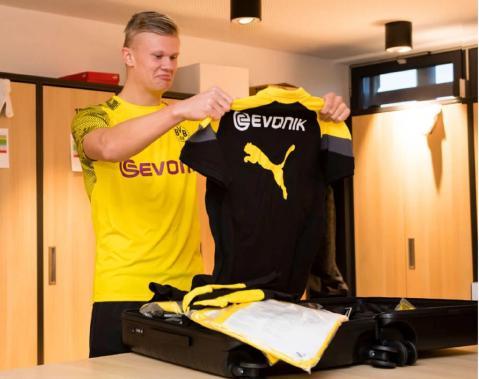 残特奥会选手与领跑员携手冲线夺冠（残特奥会选手与领跑员并肩冲线夺魁）