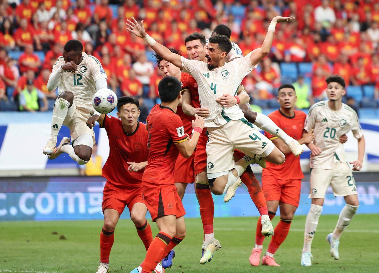 被球迷喷得退出国家队的吴曦，其实是郑智后最强后腰，场上也很拼（因球迷质疑一度退出国足的吴曦，其实是郑智之后最强后腰，场上拼劲十足）