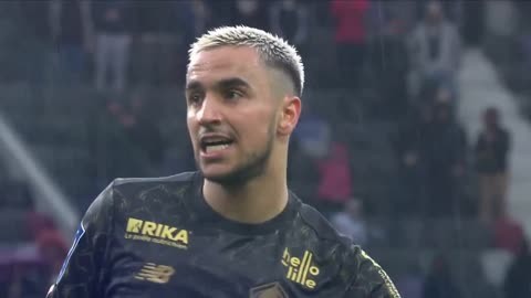 官方：沃尔夫斯堡买断里昂20岁后卫昆贝迪，双方签约至2029年（官宣：沃尔夫斯堡完成从里昂买断20岁后卫昆贝迪，合约至2029年）