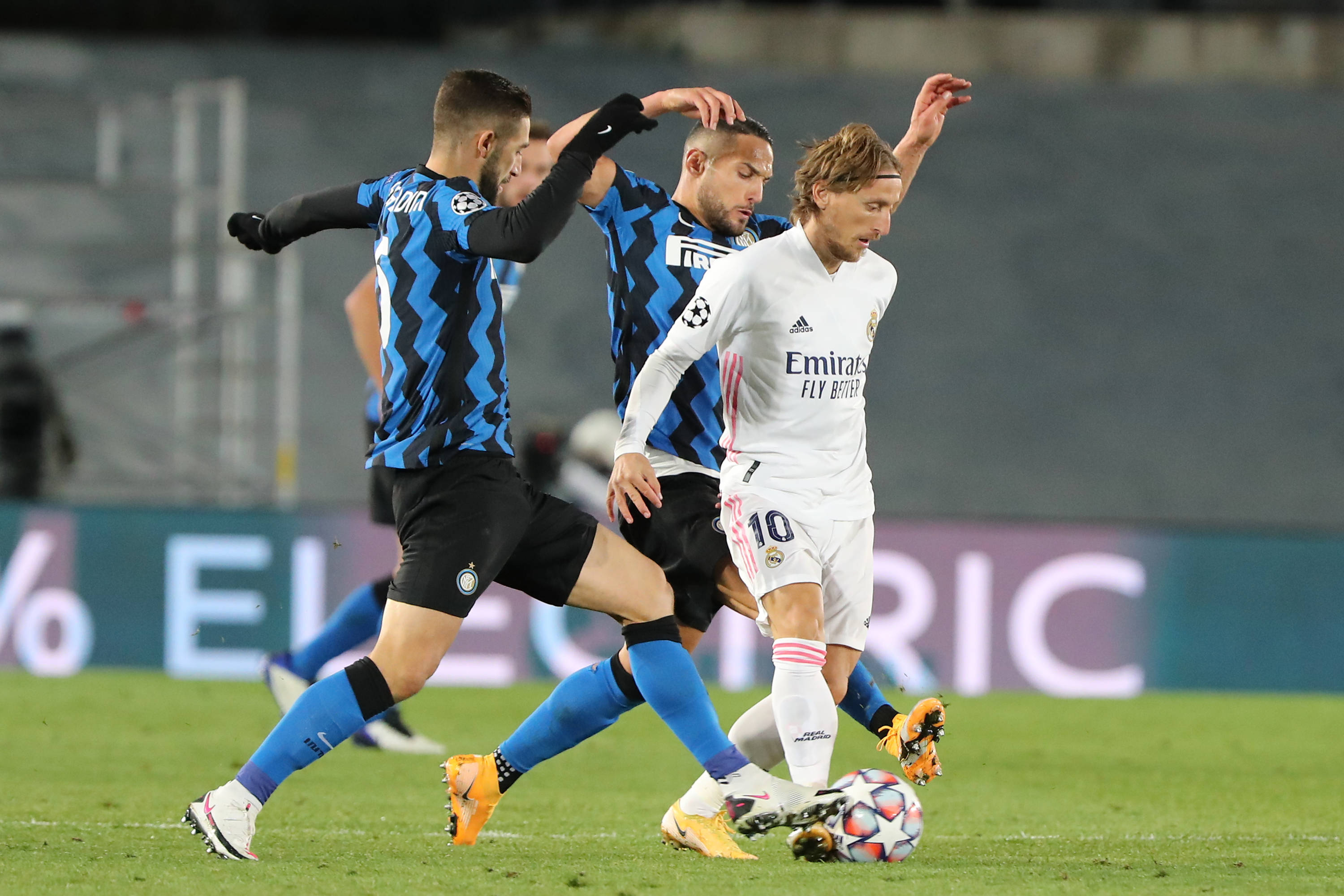 不满判罚，西蒙尼向裁判抗议：你不会给维尼修斯出牌的（西蒙尼不满判罚，质问裁判：为何不向维尼修斯出牌？）