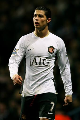 伊涅斯塔：佩德里并非我与哈维合体；梅西未来说不定回巴萨（伊涅斯塔称佩德里并非我与哈维的结合，梅西未来不排除回归巴萨）